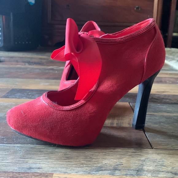 Size 6 red metaphor shoe - Picture 2 of 5